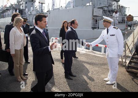 Le président français François Hollande, le président mexicain Enrique Pena Nieto et le président de la région PACA Michel Vauzelle arrivent pour une visite du navire de formation mexicain « Cuauhtemoc » amarré au musée MuCEM à Marseille, dans le sud de la France, le 15 juillet 2015. Le président Pena Nieto effectue une visite d'État de quatre jours en France. Photo de Franck Bessiere/ABACAPRESS.COM Banque D'Images