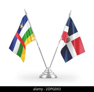 Drapeaux de table de la République dominicaine et de la République centrafricaine isolés sur blanc Banque D'Images