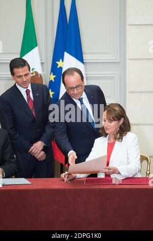 Le président français François Hollande (retour, R) avec son homologue mexicain Enrique Pena Nieto (retour, L) au poste de ministre français de l'écologie, Développement durable et énergie Ségolène Royal (R) et son homologue mexicain Juan Jose Guerra Abud signent une déclaration conjointe sur le climat lors d'une cérémonie de signature d'accords à l'Elysée Palace de Paris, France, le 16 juillet 2015. Plus de 60 accords, lettres d'intention, déclarations communes et mémorandums d'accord ont été signés entre le Mexique et la France lors de la visite d'État de quatre jours du Président Pena Nieto en France. Photo de Laurent Chamussy/Pool/ABA Banque D'Images