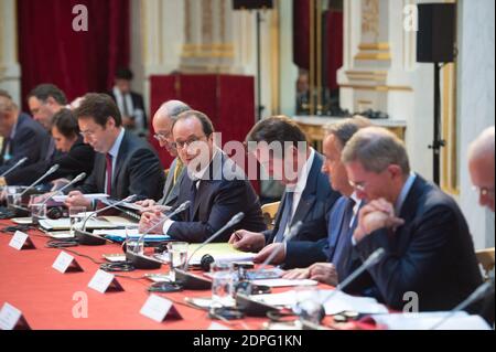 Le président français François Hollande ainsi que des membres du gouvernement français et le président mexicain Enrique Pena Nieto, ainsi que sa délégation, lors d'une réunion de travail avant la signature d'accords bilatéraux, à l'Elysée Palace à Paris, en France, le 16 juillet 2015. Plus de 60 accords, lettres d'intention, déclarations communes et mémorandums d'accord ont été signés entre le Mexique et la France lors de la visite d'État de quatre jours du Président Pena Nieto en France. Photo de Laurent Chamussy/Pool/ABACAPRESS.COM Banque D'Images