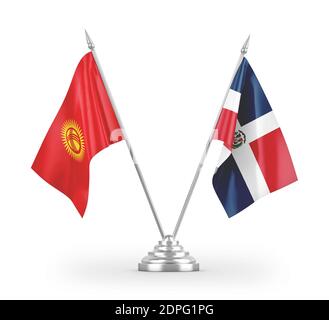 Drapeaux de table de la République dominicaine et du Kirghizistan isolés sur la 3D blanche rendu Banque D'Images