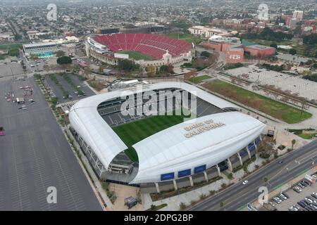 Vue générale du Banc of California Stadium et du Los Angeles Memorial Coliseum, le lundi 7 décembre 2020, à Los Angeles. Banque D'Images