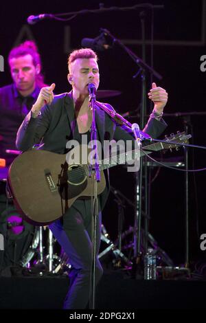 Le chanteur israélien Asaf Avidan se produit au 'Nice Jazz Festival' à Nice, dans le sud de la France, le 08 juillet 2015. Photo de Syspeo.R/ABACAPRESS.COM Banque D'Images