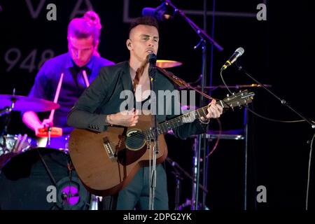 Le chanteur israélien Asaf Avidan se produit au 'Nice Jazz Festival' à Nice, dans le sud de la France, le 08 juillet 2015. Photo de Syspeo.R/ABACAPRESS.COM Banque D'Images