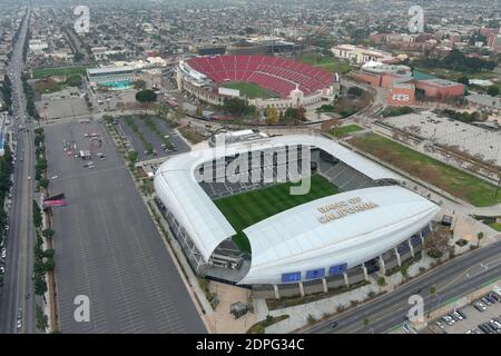 Vue générale du Banc of California Stadium et du Los Angeles Memorial Coliseum, le lundi 7 décembre 2020, à Los Angeles. Banque D'Images