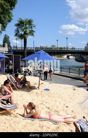 Les gens profitent d'une plage artificielle temporaire sur les rives de la Seine dans le cadre de la 14ème édition de Paris plages, le 21 juillet 2015, à Paris, en France. Paris plages a lieu du 20 juillet au 23 août 2015. Photo d'Alain Apaydin/ABACAPRESS.COM Banque D'Images