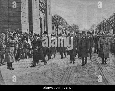 POTSDAM, ALLEMAGNE - 21 MARS 1933 : Adolf Hitler avec ses ministres en route vers l'église de la garnison sur le 'Day de Potsdam. Reproduction de ant Banque D'Images