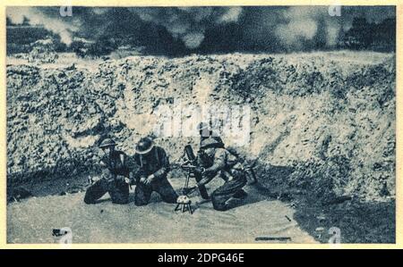 RÉGION DE NETTUNO, ITALIE - 1944: Soldats britanniques opérant avec des obus de mortier. Banque D'Images