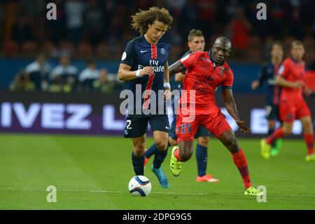 David Luiz du PSG lutte contre Jacques Zoua d'Ajaccio lors du match de football de la première Ligue française Paris Saint Germain v Ajaccio Gazelec au Parc des Princes à Paris, France, dimanche 16 août 2015. PSG a gagné 2-0. Photo de Henri Szwarc/ABACAPRESS.COM Banque D'Images