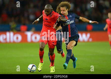 David Luiz du PSG lutte contre Jacques Zoua d'Ajaccio lors du match de football de la première Ligue française Paris Saint Germain v Ajaccio Gazelec au Parc des Princes à Paris, France, dimanche 16 août 2015. PSG a gagné 2-0. Photo de Henri Szwarc/ABACAPRESS.COM Banque D'Images