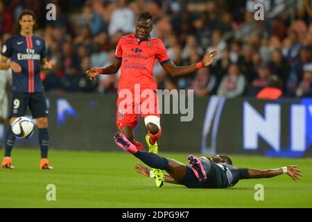 Serge Aurier du PSG lutte contre Issiaga Sylla d'Ajaccio lors du match de football de la première Ligue française Paris Saint Germain v Ajaccio Gazelec au Parc des Princes à Paris, France, dimanche 16 août 2015. PSG a gagné 2-0. Photo de Henri Szwarc/ABACAPRESS.COM Banque D'Images