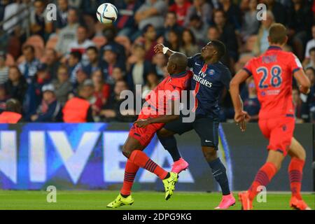 Serge Aurier du PSG affronte Jacques Zoua d'Ajaccio lors du match de football de la première Ligue française Paris Saint Germain v Ajaccio Gazelec au Parc des Princes à Paris, France, dimanche 16 août 2015. PSG a gagné 2-0. Photo de Henri Szwarc/ABACAPRESS.COM Banque D'Images