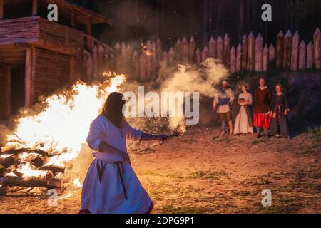 Cedynia, Pologne, juin 2019 reconstitution païenne de la nuit Kupala, appelée en Pologne NOC Kupaly, le shaman commence l'incantation par la combustion de l'encens. Holida slave Banque D'Images