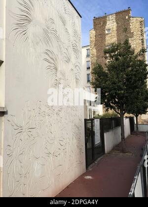 A Levallois-Perret, un permis d'interprétation (dans un premier temps visible dans l'oeuvre elle même, puis autrement dit) rendu automatique de la hauteur de la crèche Louise-Michel, et, aussi, des fresques de l'artiste communautaire Boris Taslitzky (1911-2005). Pour supprimer la flèche Louise-Michel construire en 1968, Parfit Jans, maire PCF de la ville des hauts-de-Seine de 1965 à 1983, lui avait commandé une fresque en cinq panneaux, à la gloire de l'institut militaire révolutionaire et féministe. Levallois-Perret, France le 19 aout 2015. Photo par ABACAPRESS.COM Banque D'Images