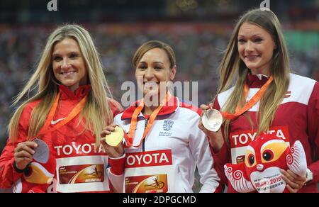 Les médailles de l'heptathlon : de gauche à droite : Brianne Theisen-Eaton, Canada, argent, Jessica Ennis-Hill de Grande-Bretagne, la gagnante, Laura Ikauniece Amidina od Lettonie aux Championnats du monde 2015 de l'IAAF au stade national 'Bird's Nest' de Beijing, capitale de la Chine, le 24 août 2015. Photo de Giuliano Bevilacqua/ABACAPRESS.COM Banque D'Images