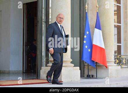 Le ministre des Finances et des comptes publics Michel Sapin en photo après la réunion hebdomadaire du cabinet à l'Elysée Palace à Paris, France, le 26 août 2015. Photo de Christian Liewig/ABACAPRESS.COM Banque D'Images