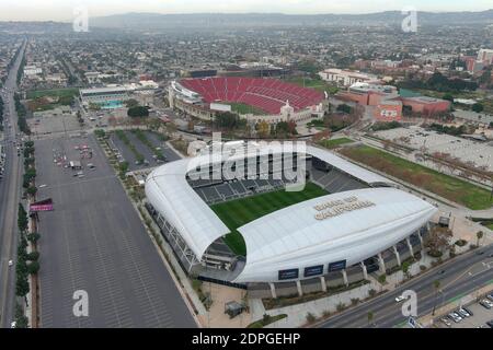 Vue générale du Banc of California Stadium et du Los Angeles Memorial Coliseum, le lundi 7 décembre 2020, à Los Angeles. Banque D'Images