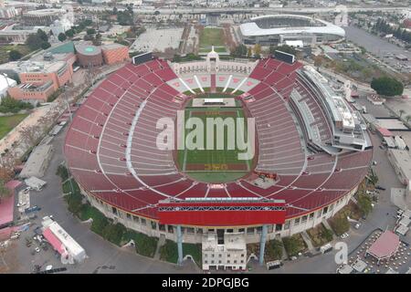 Vue générale du Los Angeles Memorial Coliseum et du banc of California Stadium, le lundi 7 décembre 2020, à Los Angeles. Banque D'Images