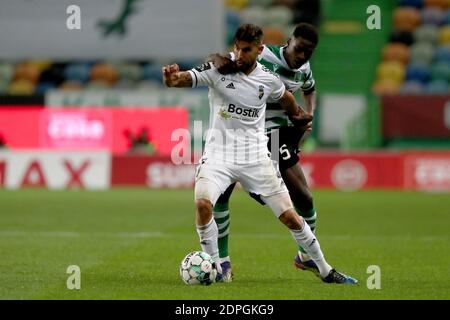 Lisbonne, Portugal. 19 décembre 2020. Hugo Seco de SC Farense (R ) rivalise avec Nuno Mendes de Sporting CP lors du match de football de la Ligue portugaise entre Sporting CP et SC Farense au stade Jose Alvalade de Lisbonne, Portugal, le 19 décembre 2020. Crédit : Pedro Fiuza/ZUMA Wire/Alay Live News Banque D'Images