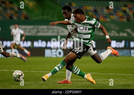 Lisbonne, Portugal. 19 décembre 2020. Gonzalo Plata de Sporting CP (R ) vies avec Bura de SC Farense pendant le match de football de la Ligue portugaise entre Sporting CP et SC Farense au stade Jose Alvalade à Lisbonne, Portugal, le 19 décembre 2020. Crédit : Pedro Fiuza/ZUMA Wire/Alay Live News Banque D'Images