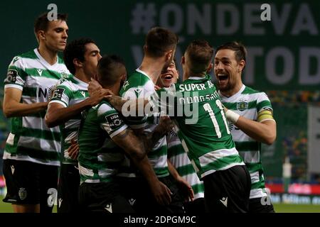 Lisbonne, Portugal. 19 décembre 2020. Andraz Sporar de Sporting CP (C ) fête avec ses coéquipiers après avoir obtenu le score lors du match de football de la Ligue portugaise entre Sporting CP et SC Farense au stade Jose Alvalade de Lisbonne, Portugal, le 19 décembre 2020. Crédit : Pedro Fiuza/ZUMA Wire/Alay Live News Banque D'Images