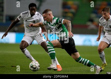 Lisbonne, Portugal. 19 décembre 2020. Nuno Santos de Sporting CP (R ) rivalise avec Bura de SC Farense lors du match de football de la Ligue portugaise entre Sporting CP et SC Farense au stade Jose Alvalade de Lisbonne, Portugal, le 19 décembre 2020. Crédit : Pedro Fiuza/ZUMA Wire/Alay Live News Banque D'Images