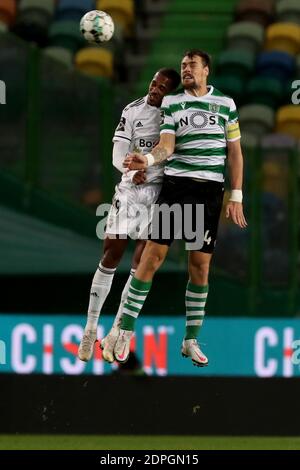 Lisbonne, Portugal. 19 décembre 2020. Sebastian Coates de Sporting CP (R ) vies avec Patrick Fernandes de SC Farense lors du match de football de la Ligue portugaise entre Sporting CP et SC Farense au stade Jose Alvalade de Lisbonne, Portugal, le 19 décembre 2020. Crédit : Pedro Fiuza/ZUMA Wire/Alay Live News Banque D'Images