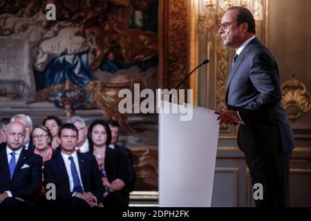 Le président français François Hollande prend la parole lors de sa 6ème conférence de presse semestrielle en tant que ministre des Affaires étrangères et du développement international Laurent Fabius, ministre de la décentralisation et de la fonction publique Marylise Lebranchu, Premier ministre Manuel Valls et ministre du travail, de l'emploi nouvellement nommé, Formation professionnelle et dialogue social Myriam El Khomri regarde, au Palais de l'Elysée à Paris, France, le 7 septembre 2015. Hollande a abordé la crise des migrations, la stratégie militaire en Syrie, les réductions d'impôts, le Code du travail et la préparation du chant climatique de la COP21 de décembre 2015 Banque D'Images