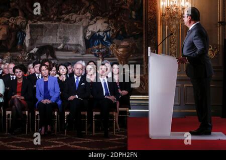 Le président français François Hollande s'exprime lors de sa 6ème conférence de presse semestrielle en tant que ministre de l'éducation, de l'enseignement supérieur et de la recherche Najat Vallaud-Belkacem, ministre de l'écologie, du développement durable et de l'énergie Segolene Royal, ministre de la Culture et de la communication Fleur Pellerin, ministre des Affaires étrangères et du développement international Laurent Fabius, Ministre de la décentralisation et de la fonction publique, Marylise Lebranchu, Premier ministre Manuel Valls et récemment nommé ministre du travail, de l'emploi, de la formation professionnelle et du dialogue social, Myriam El Khomri regardent, à l'Elysee Pa Banque D'Images