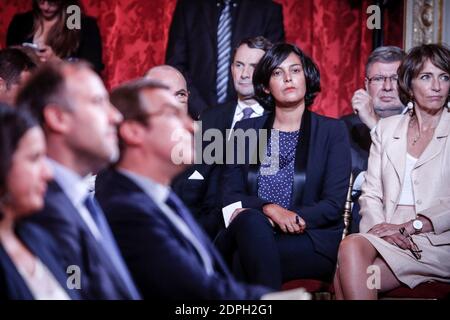 (G-D) le ministre français de l'intérieur Bernard Cazeneuve, nouvellement nommé ministre du travail, de l'emploi, de la formation professionnelle et du dialogue social Myriam El Khomri et ministre des Affaires sociales, de la Santé et des droits de la femme Marisol Touraine Écoutez le président français François Hollande à prendre la parole lors de sa 6e conférence de presse semestrielle, À l'Elysée Palace de Paris, France, le 7 septembre 2015. Hollande a abordé la crise des migrations, la stratégie militaire en Syrie, les réductions d'impôts, le Code du travail et la préparation de la conférence COP21 de décembre 2015 sur les changements climatiques. Photo de Denis Allard/Pool/ABACAPRESS.CO Banque D'Images