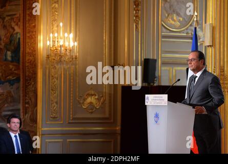 Le président français François Holland s'exprime lors de sa 6ème conférence de presse semestrielle à l'affiche du Premier ministre Manuel Valls, à l'Elysée Palace de Paris, en France, le 7 septembre 2015. Hollande a abordé la crise des migrations, la stratégie militaire en Syrie, les réductions d'impôts, le Code du travail et la préparation de la conférence COP21 de décembre 2015 sur les changements climatiques. Photo de Christian Liewig/ABACAPRESS.COM Banque D'Images