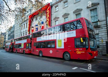 Londres, Royaume-Uni. 19 décembre 2020. Trois bus londoniens sont alignés en face de l'Annabel's Club Mayfair. Crédit : Pietro Recchia/SOPA Images/ZUMA Wire/Alay Live News Banque D'Images