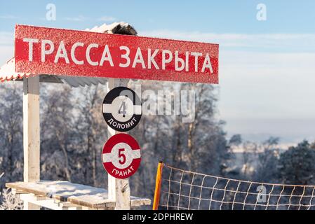 La piste est fermée. Le début de descentes dangereuses dans les montagnes de l'Oural en Russie. Banque D'Images