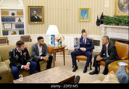 Le président Barack Obama rencontre le spécialiste de l'armée américaine Alek Skarlatos, U.S. Air Force Airman 1st Class Spencer Stone, Et M. Anthony Sadler, les trois jeunes Américains qui ont répondu héroïquement dans le train à Paris le mois dernier dans le Bureau ovale de la Maison Blanche le 17 septembre 2015 à Washington, D.C .photo par Olivier Douliery/ABACAPRESS.COM Banque D'Images