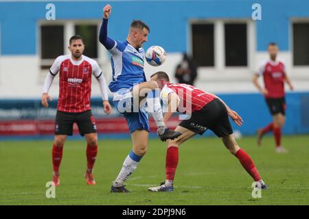 BARROW DANS FURNESS, ANGLETERRE. LE 19 DÉCEMBRE Scott Quigley de Barrow en action avec William Boyle de Cheltenham Town lors du match Sky Bet League 2 entre Barrow et Cheltenham Town à la rue Holker, Barrow-in-Furness le samedi 19 décembre 2020. (Credit: Mark Fletcher | MI News) Credit: MI News & Sport /Alay Live News Banque D'Images