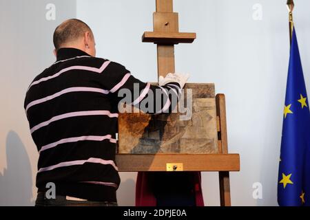 Atmosphère lors d'une cérémonie de retour du tableau 'la coiffure' de Pablo Picasso, au Centre Georges-Pompidou, à Paris, France, le 24 septembre 2015. La peinture a été volée en 2001. En décembre 2014, il a été envoyé par Fed ex de Belgique aux États-Unis comme cadeau de Noël. À son arrivée, il a été saisi par les services de l'Immigration et de l'application des douanes des États-Unis à Newark, dans le New Jersey. En août 2015, il est retourné à l'État français. En 2015, il est estimé à 13.5 millions d'euros. Photo d'Aurore Marechal/ABACAPRESS.COM Banque D'Images