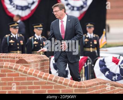 Le secrétaire à la Défense Ashton carter arrive pour la cérémonie de la retraite du général Martin Dempsey à fort Myer, en Virginie, le 25 septembre 2015. Photo de Chris Kleponis /Pool/ABACAPRESS.COM Banque D'Images