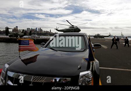 L'hélicoptère de la Maison Blanche transportant le président américain Barack Obama de l'aéroport Kennedy vers les terres du bas de Manhattan derrière la limousine présidentielle, surnommé la « bête » à New York, New York, États-Unis, le 27 septembre 2015. Le Président prendra la parole aujourd'hui au Sommet du développement durable et prendra la parole à la 70e session de l'Assemblée générale des Nations Unies, débat général du lundi 28 septembre 2015. Photo de Peter Foley/Pool/ABACAPRESS.COM Banque D'Images