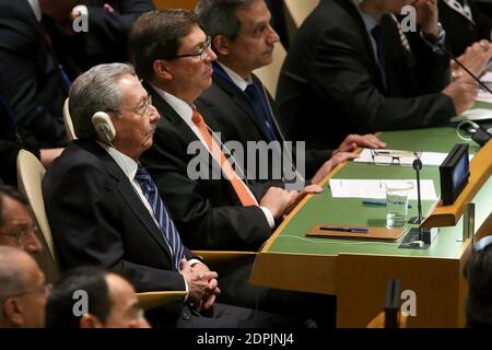 Le président cubain Raul Castro écoute le président américain Barack Obama lors de la 70e Assemblée générale annuelle des Nations Unies au siège de l'ONU le 28 septembre 2015 à New York. Obama tiendra des réunions bilatérales plus tard dans la journée avec le Premier ministre indien Narendra Modi et le président russe Vladimir Poutine. Photo par Chip Somodevilla/Pool/ABACAPRESS.COM Banque D'Images