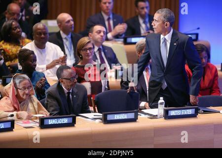 Le président américain Barack Obama prend son siège à côté du président rwandais Paul Kagame et du Premier ministre bangladais Sheikh Hasina (L) après avoir prononcé des remarques lors du Sommet des dirigeants sur le maintien de la paix lors de la 70e Assemblée générale annuelle des Nations Unies au siège des Nations Unies le 28 septembre 2015 à New York, NY, États-Unis. Obama a tenu une réunion bilatérale avec le Premier ministre indien Narendra Modi et avec avoir une rencontre en face à face avec le président russe Vladimir Poutine plus tard dans la journée. Photo par Chip Somodevilla/Pool/ABACAPRESS.COM Banque D'Images