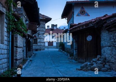 Rue de Bansko, dans la nuit, Pirin, Bansko, province de Blagoevgrad, Bulgarie, Europe du Sud-est, Europe Banque D'Images