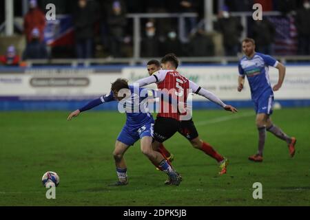 BARROW DANS FURNESS, ANGLETERRE. 19 DÉCEMBRE Luke James de Barrow bataille avec Charlie Raglan de Cheltenham Town pendant le match Sky Bet League 2 entre Barrow et Cheltenham Town à la rue Holker, Barrow-in-Furness le samedi 19 décembre 2020. (Credit: Mark Fletcher | MI News) Credit: MI News & Sport /Alay Live News Banque D'Images