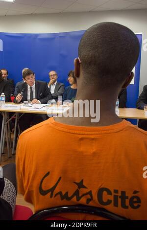 PATRICK KANNER (MINISTRE DE LA VILLE, DE LA JEUNESSE ET DES SPORTS) - CONFÉRENCE DE PRESSE AU CENTRE INTERNATIONAL DE JOUR DE PARIS KELLERMANN SUR LE SERVICE CIVIQUE : PROGRAMME D'URGENCE 'OUTIEN AUX REFUGESS' PHOTO DE NASSER BERZANE/ABACAPRESS.COM Banque D'Images