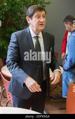 PATRICK KANNER (MINISTRE DE LA VILLE, DE LA JEUNESSE ET DES SPORTS) - CONFÉRENCE DE PRESSE AU CENTRE INTERNATIONAL DE JOUR DE PARIS KELLERMANN SUR LE SERVICE CIVIQUE : PROGRAMME D'URGENCE 'OUTIEN AUX REFUGESS' PHOTO DE NASSER BERZANE/ABACAPRESS.COM Banque D'Images