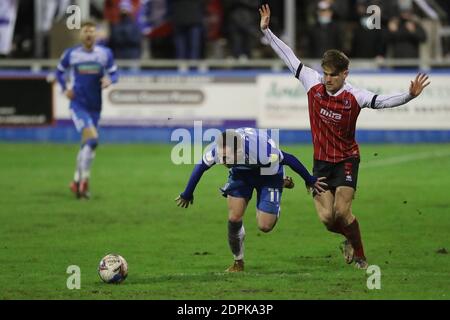 BARROW DANS FURNESS, ANGLETERRE. 19 DÉCEMBRE Josh Kay de Barrow et Charlie Raglan de Cheltenham Town pendant le match Sky Bet League 2 entre Barrow et Cheltenham Town à la rue Holker, Barrow-in-Furness le samedi 19 décembre 2020. (Credit: Mark Fletcher | MI News) Credit: MI News & Sport /Alay Live News Banque D'Images