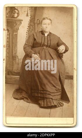 Antique c1860 carte de visite photographie d'une femme d'âge moyen dans un cadre de studio. SOURCE : PHOTO ORIGINALE Banque D'Images
