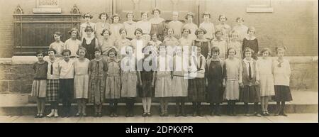 Photographie antique c1910, groupe d'adolescentes à l'extérieur de la cathédrale Saint-Joseph à Manchester, NH. SOURCE : PHOTO ORIGINALE Banque D'Images