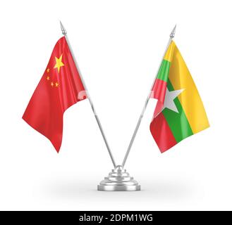 Drapeaux de table Myanmar et Chine isolés sur le rendu 3D blanc Banque D'Images
