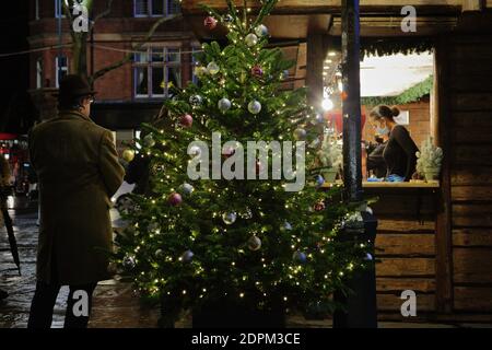 Londres (Royaume-Uni) : petits arbres de noël exposés à la salle d'arcade de Burlington dans le quartier de Mayfair à londres. En raison du coronavirus 2020 a été une année extraordinaire. Banque D'Images