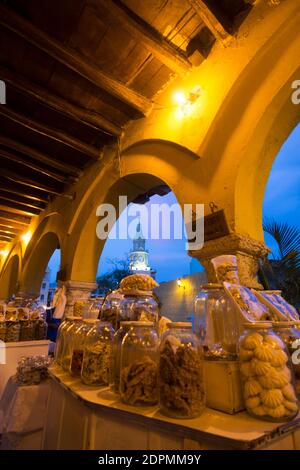 Étals de bonbons à la Plaza del Reloj, à Cartagena de Indias Banque D'Images